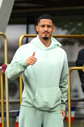 FOOTBALL : Depart de L Equipe de France pour rejoindre les Etats Unis pour participer à la coupe du monde de la FIFA - 10 06 2026 William Saliba - L Equipe de France de football s envole du Bourget pour rejoindre Boston aux Etats Unis pour participer à la coupe du monde de la FIFA (du 11 juin au 19 juillet, aux Etats-Unis, au Canada et au Mexique), le 10 juin 2026. The French national football team is flying from Le Bourget to Boston in the United States to participate in the FIFA World Cup, WM, Weltmeisterschaft, Fussball (from June 11 to July 19, in the United States, Canada and Mexico), on June 10, 2026. Le BourgetFrance Copyright: xPierrexPerusseaux xBestimagex