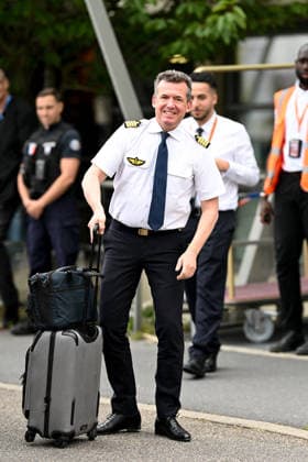 FOOTBALL : Depart de L Equipe de France pour rejoindre les Etats Unis pour participer à la coupe du monde de la FIFA - 10 06 2026 L un des pilotes de l avion - L Equipe de France de football s envole du Bourget pour rejoindre Boston aux Etats Unis pour participer à la coupe du monde de la FIFA (du 11 juin au 19 juillet, aux Etats-Unis, au Canada et au Mexique), le 10 juin 2026. The French national football team is flying from Le Bourget to Boston in the United States to participate in the FIFA World Cup, WM, Weltmeisterschaft, Fussball (from June 11 to July 19, in the United States, Canada and Mexico), on June 10, 2026. Le BourgetFrance Copyright: xPierrexPerusseaux xBestimagex