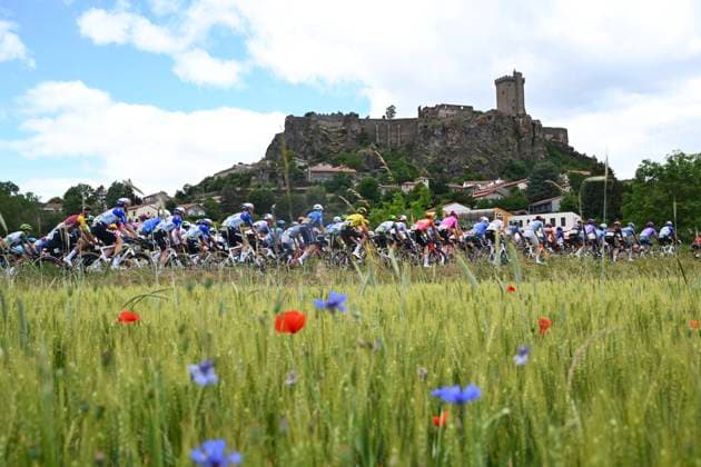 Tour Auvergne - Rhone-Alpes 2026 Stage 4 MONTROND-LES-BAINS, FRANCE - JUNE 10 : illustration picture peloton during stage 4 of the 78th edition of Tour Auvergne - Rhone-Alpes an UCI World Tour 2.UWT cycling road race stage for Men Elite of 167.4 km with start in Le Puy-en-Velay and finish in Montrond-les-Bains on June 10, 2026 in Montrond-les-Bains, France, 10 06 2026 ( Motordriver Guy De Vuyst - Montrond-les-Bains France  Copyright: xVincentxKalutx