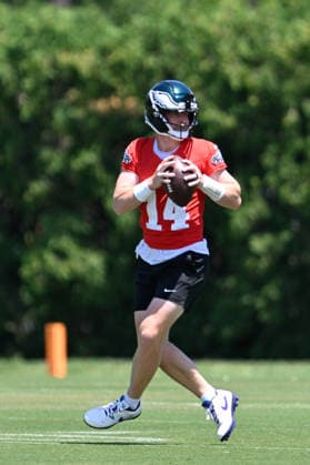 PHILADELPHIA, PA - JUNE 09: Philadelphia Eagles quarterback Andy Dalton 14 is shown during the Philadelphia Eagles off season minicamp on June 9th, 2026 at the Jefferson Health Training Complex in Philadelphia, PA. (Photo by Terence Lewis Icon Sportswire) NFL, American Football Herren, USA JUN 09 Philadelphia Eagles Minicamp EDITORIAL USE ONLY Icon260609055