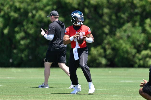 PHILADELPHIA, PA - JUNE 09: Philadelphia Eagles quarterback Jalen Hurts 1 looks on during the Philadelphia Eagles off season minicamp on June 9th, 2026 at the Jefferson Health Training Complex in Philadelphia, PA. (Photo by Terence Lewis Icon Sportswire) NFL, American Football Herren, USA JUN 09 Philadelphia Eagles Minicamp EDITORIAL USE ONLY Icon260609058