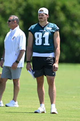 PHILADELPHIA, PA - JUNE 09: Philadelphia Eagles tight end Grant Calcaterra 81 looks on during the Philadelphia Eagles off season minicamp on June 9th, 2026 at the Jefferson Health Training Complex in Philadelphia, PA. (Photo by Terence Lewis Icon Sportswire) NFL, American Football Herren, USA JUN 09 Philadelphia Eagles Minicamp EDITORIAL USE ONLY Icon260609069