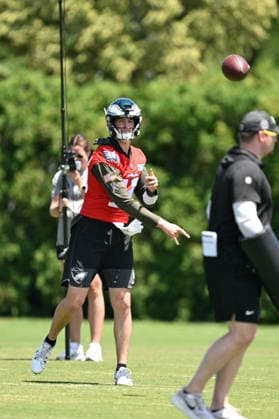 PHILADELPHIA, PA - JUNE 09: Philadelphia Eagles quarterback Tanner McKee 16 is shown during the Philadelphia Eagles off season minicamp on June 9th, 2026 at the Jefferson Health Training Complex in Philadelphia, PA. (Photo by Terence Lewis Icon Sportswire) NFL, American Football Herren, USA JUN 09 Philadelphia Eagles Minicamp EDITORIAL USE ONLY Icon260609077