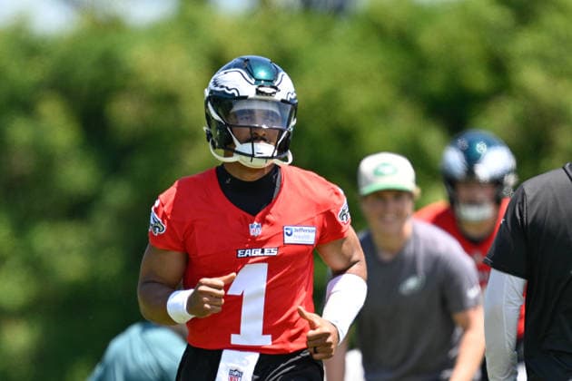 PHILADELPHIA, PA - JUNE 09: Philadelphia Eagles quarterback Jalen Hurts 1 looks on during the Philadelphia Eagles off season minicamp on June 9th, 2026 at the Jefferson Health Training Complex in Philadelphia, PA. (Photo by Terence Lewis Icon Sportswire) NFL, American Football Herren, USA JUN 09 Philadelphia Eagles Minicamp EDITORIAL USE ONLY Icon260609084