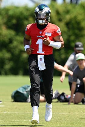 PHILADELPHIA, PA - JUNE 09: Philadelphia Eagles quarterback Jalen Hurts 1 looks on during the Philadelphia Eagles off season minicamp on June 9th, 2026 at the Jefferson Health Training Complex in Philadelphia, PA. (Photo by Terence Lewis Icon Sportswire) NFL, American Football Herren, USA JUN 09 Philadelphia Eagles Minicamp EDITORIAL USE ONLY Icon260609085