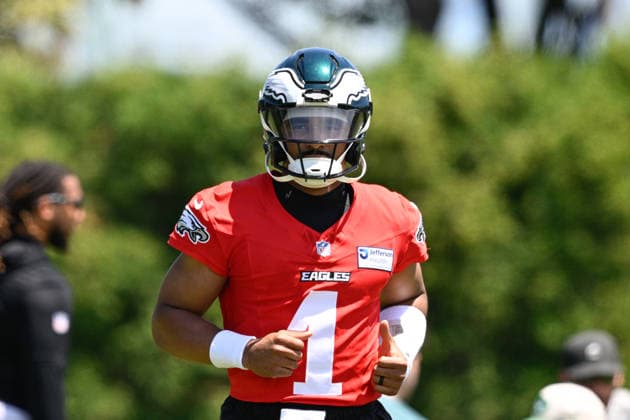 PHILADELPHIA, PA - JUNE 09: Philadelphia Eagles quarterback Jalen Hurts 1 looks on during the Philadelphia Eagles off season minicamp on June 9th, 2026 at the Jefferson Health Training Complex in Philadelphia, PA. (Photo by Terence Lewis Icon Sportswire) NFL, American Football Herren, USA JUN 09 Philadelphia Eagles Minicamp EDITORIAL USE ONLY Icon260609086