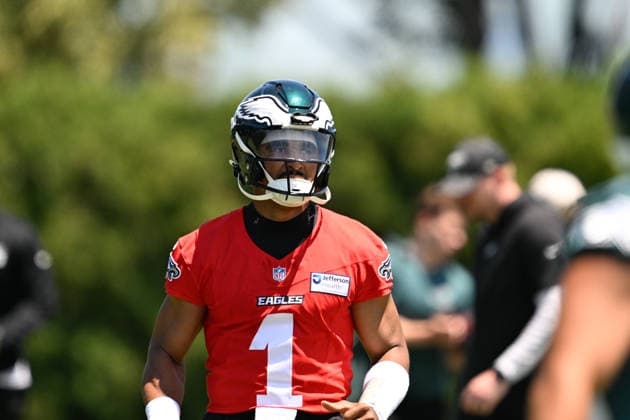 PHILADELPHIA, PA - JUNE 09: Philadelphia Eagles quarterback Jalen Hurts 1 looks on during the Philadelphia Eagles off season minicamp on June 9th, 2026 at the Jefferson Health Training Complex in Philadelphia, PA. (Photo by Terence Lewis Icon Sportswire) NFL, American Football Herren, USA JUN 09 Philadelphia Eagles Minicamp EDITORIAL USE ONLY Icon260609087