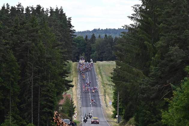 Tour Auvergne - Rhone-Alpes 2026 Stage 4 MONTROND-LES-BAINS, FRANCE - JUNE 10 : illustration picture peloton during stage 4 of the 78th edition of Tour Auvergne - Rhone-Alpes an UCI World Tour 2.UWT cycling road race stage for Men Elite of 167.4 km with start in Le Puy-en-Velay and finish in Montrond-les-Bains on June 10, 2026 in Montrond-les-Bains, France, 10 06 2026 ( Motordriver Guy De Vuyst - Montrond-les-Bains France  Copyright: xVincentxKalutx