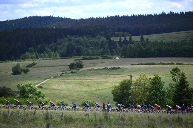 Tour Auvergne - Rhone-Alpes 2026 Stage 4 MONTROND-LES-BAINS, FRANCE - JUNE 10 : illustration picture peloton during stage 4 of the 78th edition of Tour Auvergne - Rhone-Alpes an UCI World Tour 2.UWT cycling road race stage for Men Elite of 167.4 km with start in Le Puy-en-Velay and finish in Montrond-les-Bains on June 10, 2026 in Montrond-les-Bains, France, 10 06 2026 ( Motordriver Guy De Vuyst - Montrond-les-Bains France  Copyright: xVincentxKalutx
