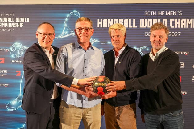 Mark Schober (Vorstandsvorsitzender DHB) mit Alfred Gislason (Bundestrainer, DHB, Deutschland) und Henrik Pabst (Chief Content Officer ProSiebenSat.1) und Christian Hesselbach (SPORTFIVE) beim Handball-Talk vor der Auslosung, mit Molten Handball, GER, Auslosung zur IHF Handball-Weltmeisterschaft der Maenner 2027, 10.06.2026, GER, Auslosung zur IHF Handball-Weltmeisterschaft der Maenner 2027, 10.06.2026 Muenchen *** Mark Schober CEO DHB with Alfred Gislason national coach, DHB, Germany and Henrik Pabst Chief Content Officer ProSiebenSat 1 and Christian Hesselbach SPORTFIVE at the Handball Talk before the draw, with Molten Handball, GER, Draw for the IHF Mens Handball World Championship 2027, 10 06 2026, GER, Draw for the IHF Mens Handball World Championship 2027, 10 06 2026 Munich Copyright: xEibner-Pressefoto JennixMaulx EP_JML
