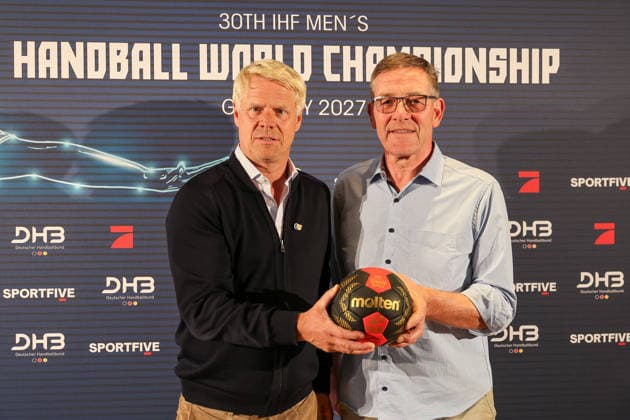 Alfred Gislason (Bundestrainer, DHB, Deutschland) und Henrik Pabst (Chief Content Officer ProSiebenSat.1) beim Handball-Talk vor der Auslosung, mit Handball von Molten in der Hand, GER, Auslosung zur IHF Handball-Weltmeisterschaft der Maenner 2027, 10.06.2026, GER, Auslosung zur IHF Handball-Weltmeisterschaft der Maenner 2027, 10.06.2026 Muenchen
