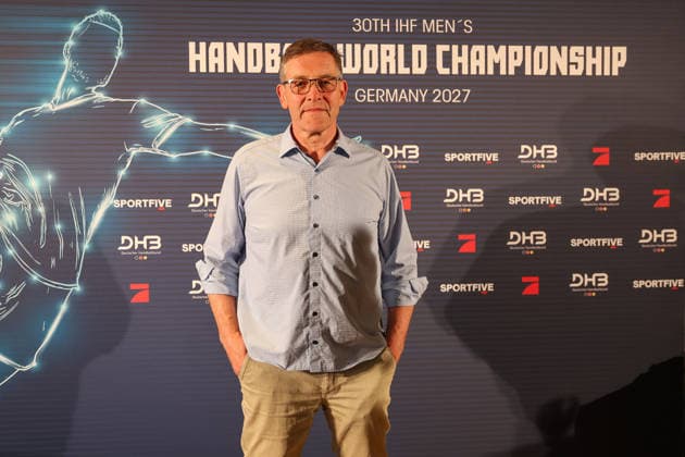Alfred Gislason (Bundestrainer, DHB, Deutschland) beim Handball-Talk vor der Auslosung, mit Handball von Molten in der Hand, GER, Auslosung zur IHF Handball-Weltmeisterschaft der Maenner 2027, 10.06.2026, GER, Auslosung zur IHF Handball-Weltmeisterschaft der Maenner 2027, 10.06.2026 Muenchen