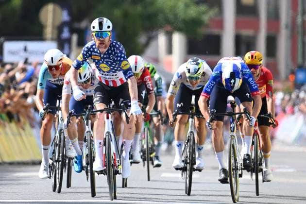 Tour Auvergne - Rhone-Alpes 2026 Stage 4 MONTROND-LES-BAINS, FRANCE - JUNE 10 : Simmons Quinn (USA) of Lidl - Trek wins, second place for Fisher-Black Finn (NZL) of Red Bull - BORA - Hansgrohe, third place for Vercher Matteo (FRA) of TotalEnergies during stage 4 of the 78th edition of Tour Auvergne - Rhone-Alpes an UCI World Tour 2.UWT cycling road race stage for Men Elite of 167.4 km with start in Le Puy-en-Velay and finish in Montrond-les-Bains on June 10, 2026 in Montrond-les-Bains, France, 10 06 2026 ( Motordriver Guy De Vuyst - Montrond-les-Bains France  Copyright: xVincentxKalutx