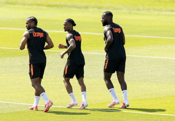 KANSAS CITY - Quinten Timber of the Netherlands, Crysencio Summerville of the Netherlands, and Lutsharel Geertruida of the Netherlands during a training session of the Dutch national team, Nationalteam at Riverside Stadium on June 10, 2026, in Kansas City. The Dutch national team is preparing for the 2026 FIFA World Cup, WM, Weltmeisterschaft, Fussball KOEN VAN WEEL ANP xVIxANPxSportx xxANPxIVx 560656954 originalFilename: 560656954.jpg
