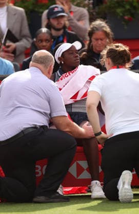 Victoria Mboko of Canada cries as she is attended to by doctors following a slip on the grass where she injures her knee HSBC Queen s Club Championships, Day Five, Tennis, Queen s Club, West Kensington, London, UK - 10 Jun 2026London Queen s Club United Kingdom  Copyright: xEllaxLing Shutterstockx 16920000ap