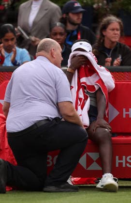 Victoria Mboko of Canada cries as she is attended to by doctors following a slip on the grass where she injures her knee HSBC Queen s Club Championships, Day Five, Tennis, Queen s Club, West Kensington, London, UK - 10 Jun 2026London Queen s Club United Kingdom  Copyright: xEllaxLing Shutterstockx 16920000aj