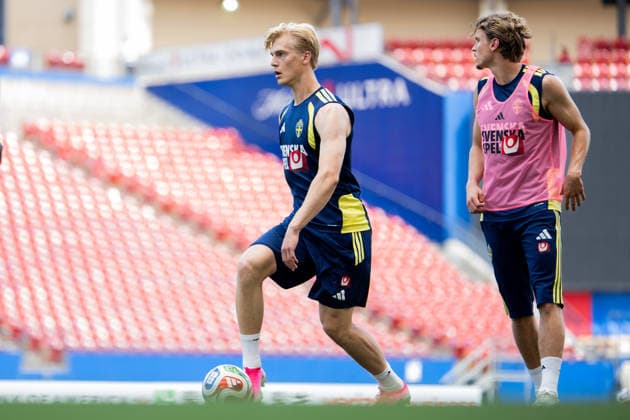 260610 Lucas Bergvall and Carl Starfelt of the Swedish national football team at a training session during day -1 of the FIFA World Cup, WM, Weltmeisterschaft, Fussball 2026 on June 10, 2026 in Dallas. Photo: Petter Arvidson BILDBYRAN kod PA PA1227 fotboll football soccer fotball vm fotbolls-vm fotball-vm fotbolls-vm 2026 fifa world cup 2026 träning practice training sverige sweden sverige a day -1 bbeng