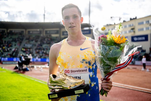 260610 Magnus oyen receives an award during the Diamond League athletics competition Bislett Games on June 10, 2026 in Oslo. Photo: Jon Olav Nesvold BILDBYRAN COP 217 MM0071 bbeng friidrett friidrott athletics diamond league bislett games 2026 bislett games norge norway
