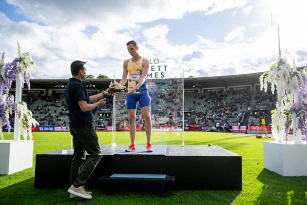 260610 Magnus oyen receives an award during the Diamond League athletics competition Bislett Games on June 10, 2026 in Oslo. Photo: Jon Olav Nesvold BILDBYRAN COP 217 MM0071 bbeng friidrett friidrott athletics diamond league bislett games 2026 bislett games norge norway