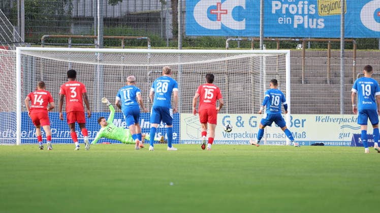 10.06.2026, xrekx, Fussball Relegation Regionalliga Suedwest , FK Pirmasens - VfR Mannheim v.l. David Nreca-Bisinger (VfR Mannheim) Elfmeter gehalten von Luka Dimitrijevic (FK Pirmasens) (DFL DFB REGULATIONS PROHIBIT ANY USE OF PHOTOGRAPHS as IMAGE SEQUENCES and or QUASI-VIDEO) Pirmasens