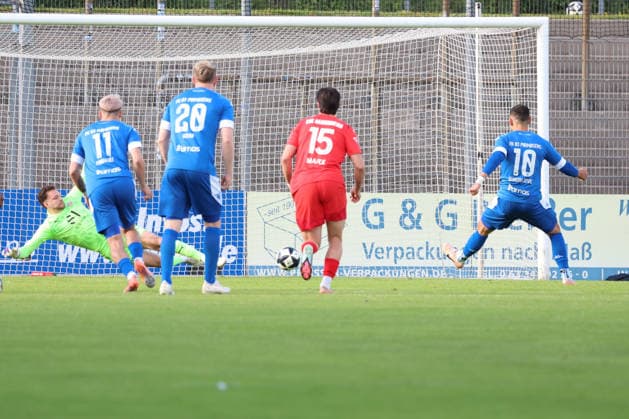 10.06.2026, xrekx, Fussball Relegation Regionalliga Suedwest , FK Pirmasens - VfR Mannheim v.l. David Nreca-Bisinger (VfR Mannheim) Elfmeter gehalten von Luka Dimitrijevic (FK Pirmasens) (DFL DFB REGULATIONS PROHIBIT ANY USE OF PHOTOGRAPHS as IMAGE SEQUENCES and or QUASI-VIDEO) Pirmasens