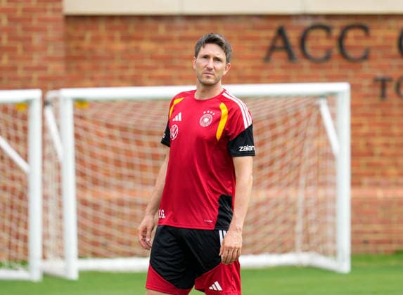 Benjamin Glueck (Deutschland, Assistenztrainer) vor dem Training. USA, Deutsche Fussballnationalmannschaft, Training, Winston-Salem, 10.06.2026 USA, Deutsche Fussballnationalmannschaft, Training, Winston-Salem, 10.06.2026 Winston-Salem