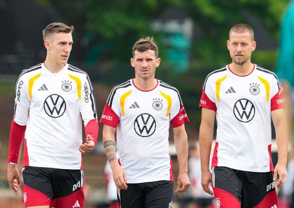 Nico Schlotterbeck (Deutschland, 15), Pascal Gross (Deutschland, 13), und Waldemar Anton (Deutschland, 3) vor dem offiziellen Mannschaftsfoto. USA, Deutsche Fussballnationalmannschaft, Training, Winston-Salem, 10.06.2026 USA, Deutsche Fussballnationalmannschaft, Training, Winston-Salem, 10.06.2026 Winston-Salem