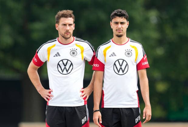 Leon Goretzka (Deutschland, 8) und Aleksandar Pavlovic (Deutschland, 5) vor dem offiziellen Mannschaftsfoto. USA, Deutsche Fussballnationalmannschaft, Training, Winston-Salem, 10.06.2026 USA, Deutsche Fussballnationalmannschaft, Training, Winston-Salem, 10.06.2026 Winston-Salem