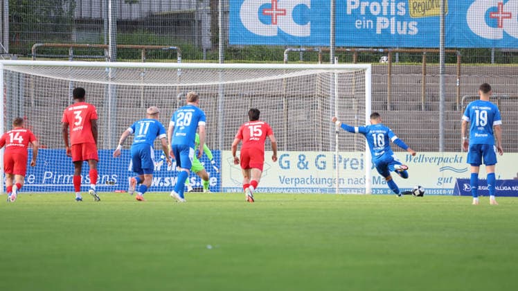 10.06.2026, xrekx, Fussball Relegation Regionalliga Suedwest , FK Pirmasens - VfR Mannheim v.l. David Nreca-Bisinger (VfR Mannheim) Elfmeter gehalten von Luka Dimitrijevic (FK Pirmasens) (DFL DFB REGULATIONS PROHIBIT ANY USE OF PHOTOGRAPHS as IMAGE SEQUENCES and or QUASI-VIDEO) Pirmasens
