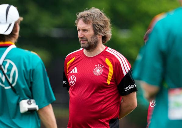 Stefan Wessels (Deutschland, Torwarttrainer) vor dem offiziellen Mannschaftsfoto. USA, Deutsche Fussballnationalmannschaft, Training, Winston-Salem, 10.06.2026 USA, Deutsche Fussballnationalmannschaft, Training, Winston-Salem, 10.06.2026 Winston-Salem