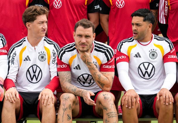 Angelo Stiller (Deutschland, 16), David Raum (Deutschland, 22), und Nadiem Amiri (Deutschland, 20) vor dem offiziellen Mannschaftsfoto. USA, Deutsche Fussballnationalmannschaft, Training, Winston-Salem, 10.06.2026 USA, Deutsche Fussballnationalmannschaft, Training, Winston-Salem, 10.06.2026 Winston-Salem