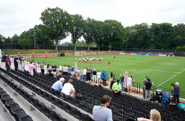 Medienvertreter verfolgen den oeffentlichen Teil des Trainings der deutschen Nationalmannschaft. USA, Deutsche Fussballnationalmannschaft, Training, Winston-Salem, 10.06.2026 USA, Deutsche Fussballnationalmannschaft, Training, Winston-Salem, 10.06.2026 Winston-Salem