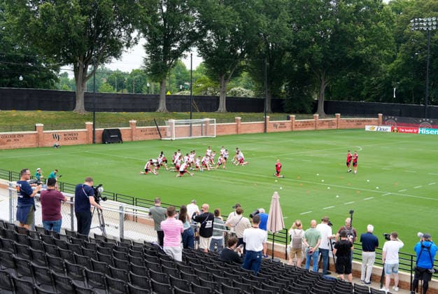 Medienvertreter verfolgen den oeffentlichen Teil des Trainings der deutschen Nationalmannschaft. USA, Deutsche Fussballnationalmannschaft, Training, Winston-Salem, 10.06.2026 USA, Deutsche Fussballnationalmannschaft, Training, Winston-Salem, 10.06.2026 Winston-Salem