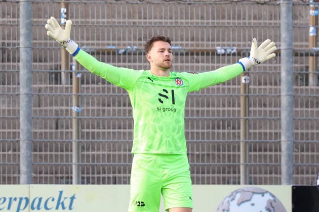 10.06.2026, xrekx, Fussball Relegation Regionalliga Suedwest , FK Pirmasens - VfR Mannheim v.l. David Nreca-Bisinger (VfR Mannheim) Elfmeter gehalten von Luka Dimitrijevic (FK Pirmasens) gibt Anweisungen, gestikuliert, mit den Armen gestikulieren gives instructions, gesticulate (DFL DFB REGULATIONS PROHIBIT ANY USE OF PHOTOGRAPHS as IMAGE SEQUENCES and or QUASI-VIDEO) Pirmasens