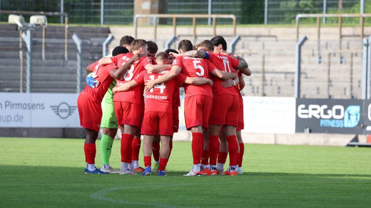10.06.2026, xrekx, Fussball Relegation Regionalliga Suedwest , FK Pirmasens - VfR Mannheim v.l. Teamkreis VfR Mannheim (DFL DFB REGULATIONS PROHIBIT ANY USE OF PHOTOGRAPHS as IMAGE SEQUENCES and or QUASI-VIDEO) Pirmasens