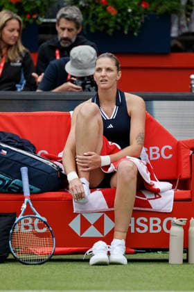 Tennis, WTA-Turnier in London, Queens Club #2 RECORD DATE NOT STATED 10th June 2026; HSBC Championships, Queens Club, West Kensington, London, England; HSBC Championships Tennis, Day One; Karolina Pliskova (CZE) checks her right foot during a break in the match against Victoria Mboko (CAN) HongboxChen