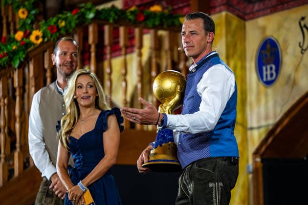 FINAL DRAW IHF MensÂ s Handball World Championship, WM, Weltmeisterschaft Germany 2027; 10.06.2026 Im Hofbräuhaus in München findet heute die finale Gruppenauslosung für die Handball WM 2027 statt im Bild Dominik KLEIN mit dem WM Pokal Trophy