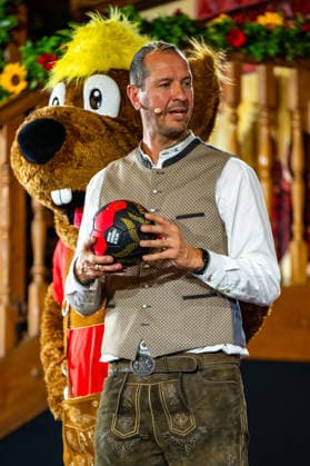 FINAL DRAW IHF MensÂ s Handball World Championship, WM, Weltmeisterschaft Germany 2027; 10.06.2026 Im Hofbräuhaus in München findet heute die finale Gruppenauslosung für die Handball WM 2027 statt - im Bild Pascal HENS mit dem Spielball der WM