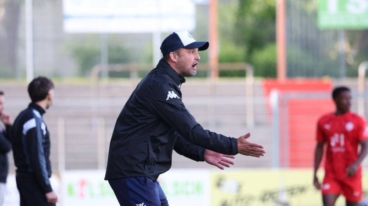 10.06.2026, xrekx, Fussball Relegation Regionalliga Suedwest , FK Pirmasens - VfR Mannheim v.l. Daniel Paulus Trainer (FK Pirmasens) gibt Anweisungen, gestikuliert, mit den Armen gestikulieren gives instructions, gesticulate (DFL DFB REGULATIONS PROHIBIT ANY USE OF PHOTOGRAPHS as IMAGE SEQUENCES and or QUASI-VIDEO) Pirmasens