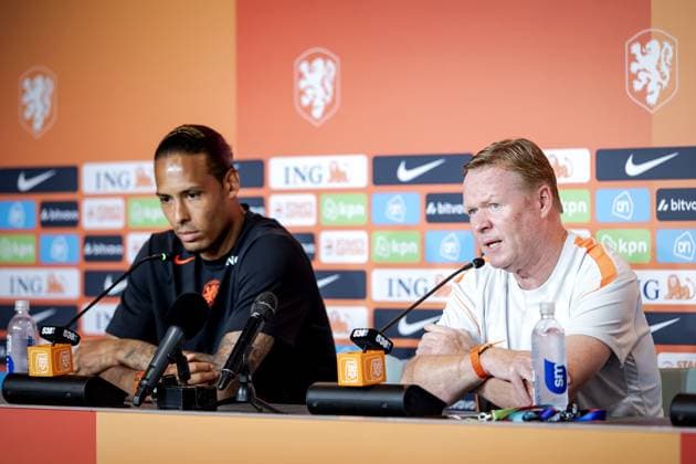 KANSAS CITY - National coach Ronald Koeman (r) and captain Virgil van Dijk during a press conference, PK, Pressekonferenz of the Dutch national team, Nationalteam on June 10, 2026, at the Hilton Garden Inn, Kansas City. The Dutch national team is preparing for the 2026 FIFA World Cup, WM, Weltmeisterschaft, Fussball ROBIN VAN LONKHUIJSEN ANP xVIxANPxSportx xxANPxIVx 560665011 originalFilename: 560665011.jpg