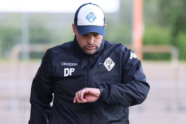 10.06.2026, xrekx, Fussball Relegation Regionalliga Suedwest , FK Pirmasens - VfR Mannheim v.l. Daniel Paulus Trainer (FK Pirmasens) schaut auf die Uhr (DFL DFB REGULATIONS PROHIBIT ANY USE OF PHOTOGRAPHS as IMAGE SEQUENCES and or QUASI-VIDEO) Pirmasens