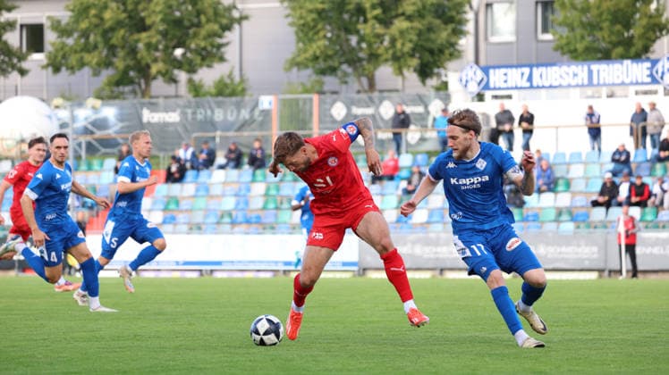 10.06.2026, xrekx, Fussball Relegation Regionalliga Suedwest , FK Pirmasens - VfR Mannheim v.l. Alexander Esswein (VfR Mannheim) Manuel Grünnagel Gruennagel (FK Pirmasens) Zweikampf, Aktion, action, battle for the ball (DFL DFB REGULATIONS PROHIBIT ANY USE OF PHOTOGRAPHS as IMAGE SEQUENCES and or QUASI-VIDEO) Pirmasens