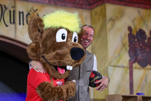 Die Handball-Weltmeister von 2007 Pascal Hens mit dem Maskotchen und dem offiziellen Spielball der Handball WM 2027 von Molten, GER, Auslosung zur IHF Handball-Weltmeisterschaft der Maenner 2027, 10.06.2026, GER, Auslosung zur IHF Handball-Weltmeisterschaft der Maenner 2027, 10.06.2026 Muenchen