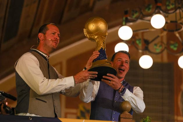 Die Handball-Weltmeister von 2007 Pascal Hens und Dominik Klein mit dem Handball WM-Pokal, GER, Auslosung zur IHF Handball-Weltmeisterschaft der Maenner 2027, 10.06.2026, GER, Auslosung zur IHF Handball-Weltmeisterschaft der Maenner 2027, 10.06.2026 Muenchen