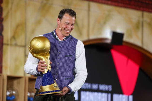 Der Handball-Weltmeister von 2007 Dominik Klein mit dem Handball WM-Pokal, GER, Auslosung zur IHF Handball-Weltmeisterschaft der Maenner 2027, 10.06.2026, GER, Auslosung zur IHF Handball-Weltmeisterschaft der Maenner 2027, 10.06.2026 Muenchen