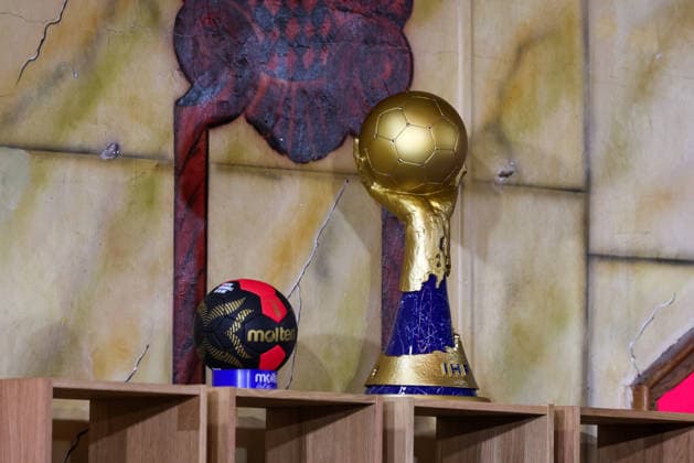 Der Handball WM-Pokal und der offizielle Spielball der Handball WM 2027 von Molten, GER, Auslosung zur IHF Handball-Weltmeisterschaft der Maenner 2027, 10.06.2026, GER, Auslosung zur IHF Handball-Weltmeisterschaft der Maenner 2027, 10.06.2026 Muenchen