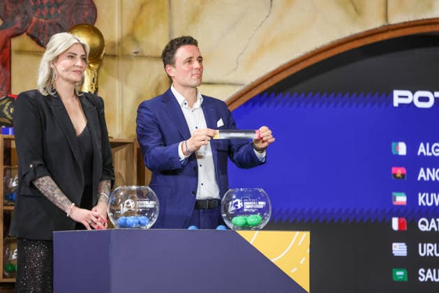 Losfee Anja Althaus (ehemalige Handballspielerin) und Pascal Jenny (Vorstand IHF) losen Uruguay in die deutsche Gruppe A, GER, Auslosung zur IHF Handball-Weltmeisterschaft der Maenner 2027, 10.06.2026, GER, Auslosung zur IHF Handball-Weltmeisterschaft der Maenner 2027, 10.06.2026 Muenchen