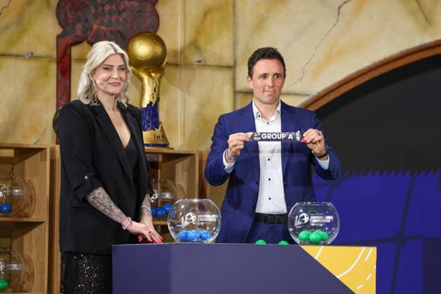Losfee Anja Althaus (ehemalige Handballspielerin) und Pascal Jenny (Vorstand IHF) losen Uruguay in die deutsche Gruppe A, GER, Auslosung zur IHF Handball-Weltmeisterschaft der Maenner 2027, 10.06.2026, GER, Auslosung zur IHF Handball-Weltmeisterschaft der Maenner 2027, 10.06.2026 Muenchen