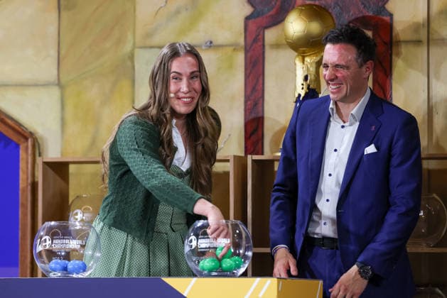 Svenja Brunckhort (deutsche Basketballspielerin) und Pascal Jenny (Vorstand IHF) bei der Auslung, GER, Auslosung zur IHF Handball-Weltmeisterschaft der Maenner 2027, 10.06.2026, GER, Auslosung zur IHF Handball-Weltmeisterschaft der Maenner 2027, 10.06.2026 Muenchen