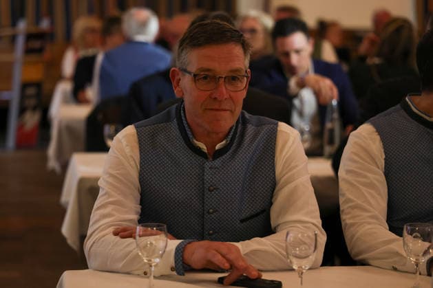 Alfred Gislason (Bundestrainer, DHB, Deutschland) in bayerischer Tracht bei der Auslosung, GER, Auslosung zur IHF Handball-Weltmeisterschaft der Maenner 2027, 10.06.2026, GER, Auslosung zur IHF Handball-Weltmeisterschaft der Maenner 2027, 10.06.2026 Muenchen